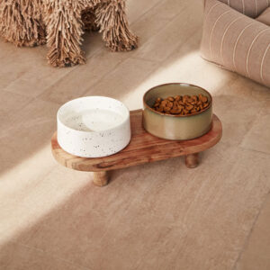 Kave Home Voerbak 'Dumbi' Set van 2 stuks, Keramiek, Met houten standaard