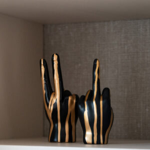 Richmond Decoratie 'Hand' Middelvinger, kleur Zwart/Goud