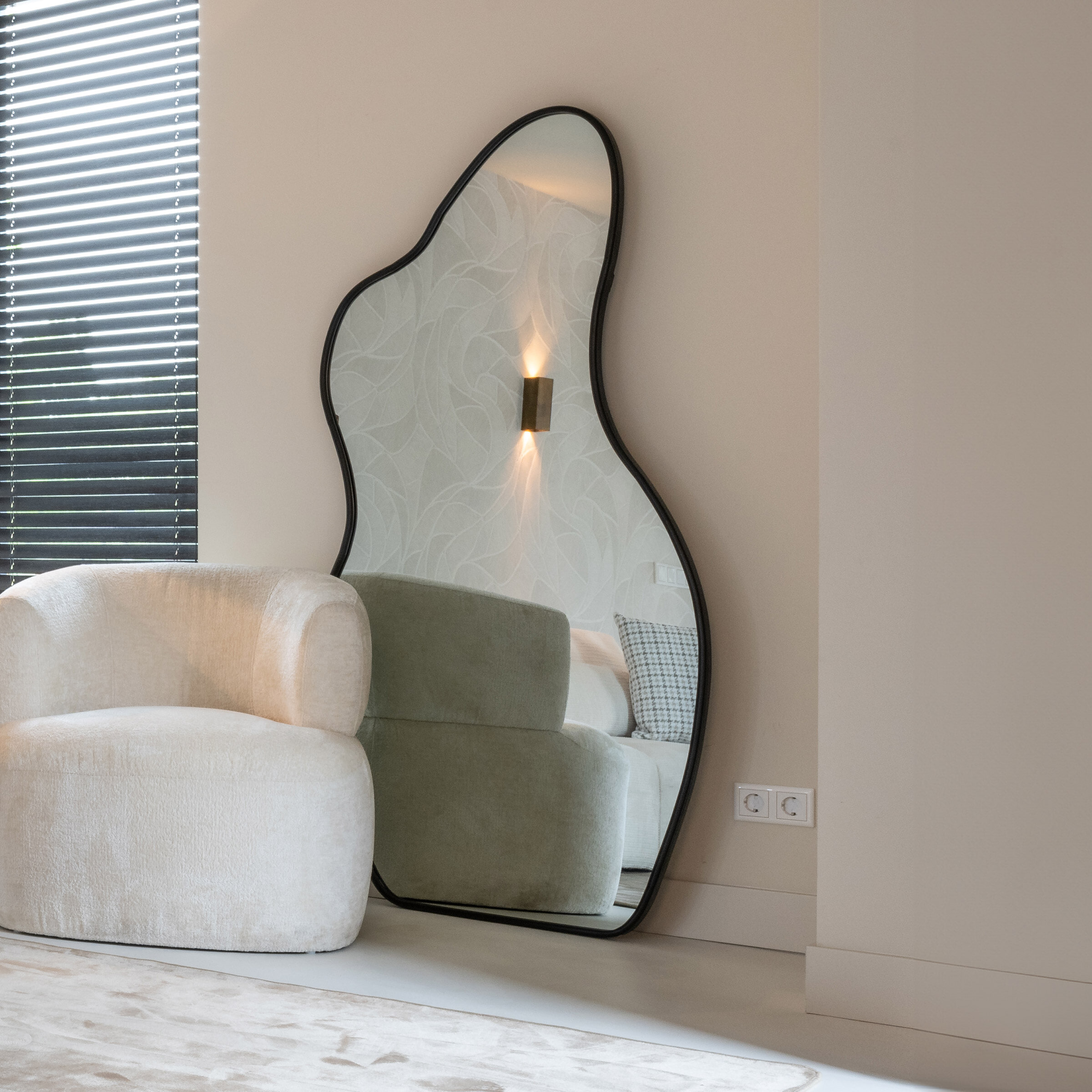 Richmond Organische Spiegel 'Aldon' 181 x 91cm, kleur Zwart 1 Richmond Organische Spiegel 'Aldon' 181 x 91cm, kleur Zwart