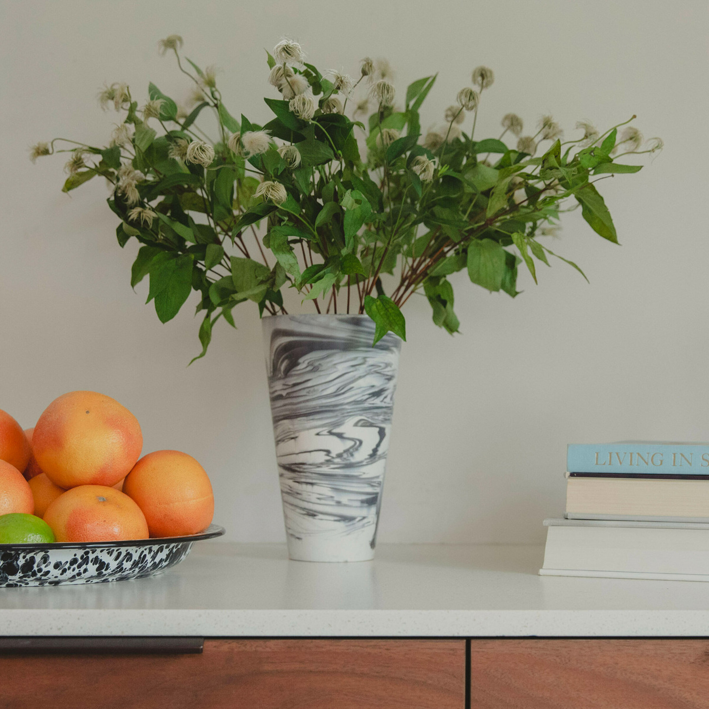 Zuiver Vaas 'Conic' Resin, 25cm, kleur Zwart/Wit 1 Zuiver Vaas 'Conic' Resin, 25cm, kleur Zwart/Wit