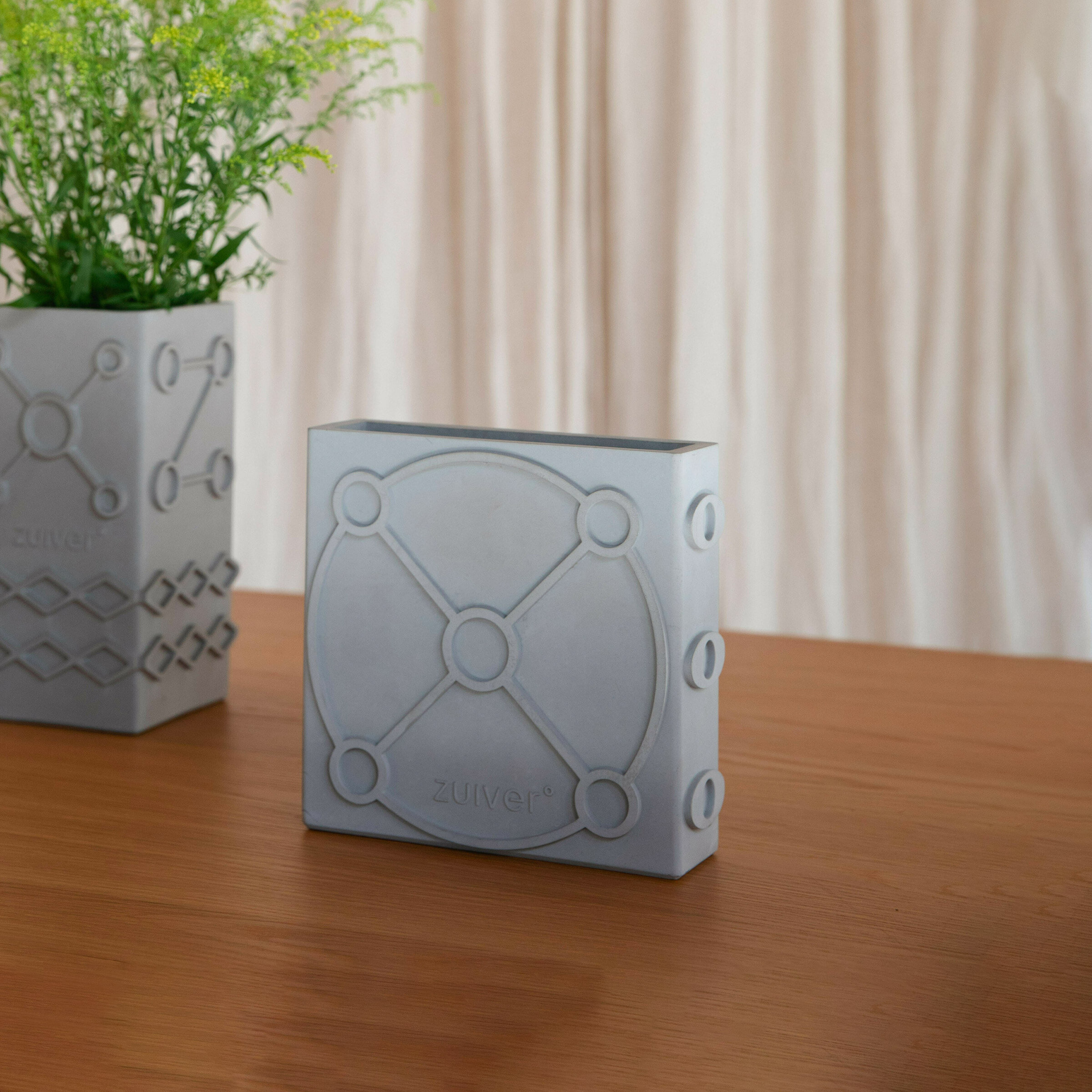 Zuiver Vaas 'Graphic' Flat, Beton, kleur Grijs 1 Zuiver Vaas 'Graphic' Flat, Beton, kleur Grijs